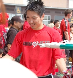 ムードメーカーの狩俣昌也選手は<br>どこに行っても人気者。