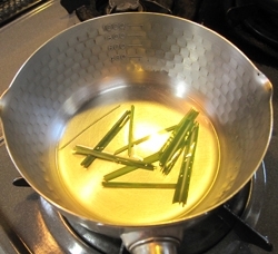 調味液の水とレモングラスを１，２分火にかけ、レモングラスを取り出し、熱い内にてんさい糖を加え、溶かす。