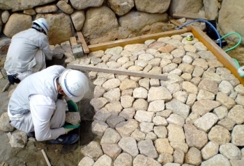 苦楽園二番町プロジェクトで作業をする職人さん。「自然の原理によって石を積む作業は、充実感を伴う」という。