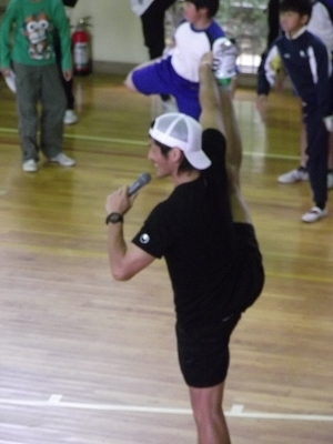体操の講習ではありません…<br>小澤さんは、サッカー選手です。