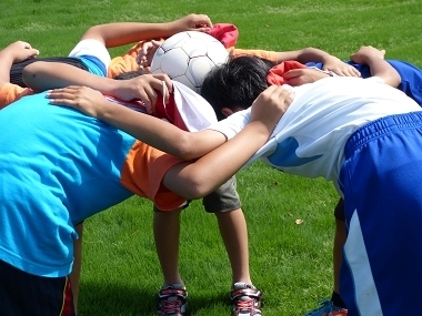 5人の頭でサッカーボールを支えています。<br>しっかり、隣の子の肩をつかんで…<br><br>いいな♪そう思うのは私だけでしょうか？