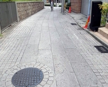 震災後に星田さんがデザインした街路の石畳は<br>今や岡本商店街のおしゃれな代名詞に。<br>