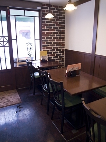 大正から昭和初期の町の食堂をイメージした店内。モダンな雰囲気なので喫茶店と間違われることがあるとか。