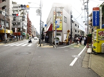 大久保通りをはさんで広がる北新宿の街。柏木親友会商店街には青果店、酒店、茶舗、文具店など昔ながらの小売店が残る。