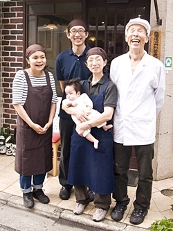 右からご主人の吉谷俊明さん、女将の百合子さん、4ヶ月の新くん、若主人の誠さん、若女将の陽子さん。保育園に行っていた6歳の看板娘ののかちゃんには会えず残念。