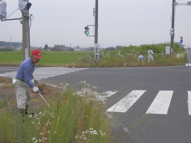 「手賀役職会による手賀交差点付近の草刈が行われました！」