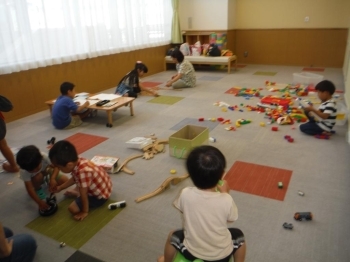 1歳～4年生、8名の子どもたちは別室で遊びました。