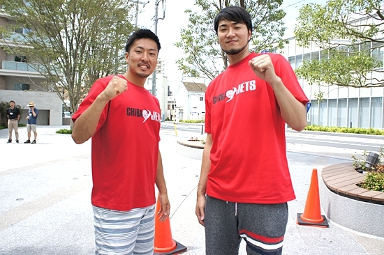 「頑張りますよー」田中健介（たなかけんすけ）選手（写真左）<br>「プロレスラーに見えないですか？　大丈夫ですか？」小野龍猛（おのりゅうも）選手（写真右）