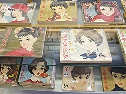 昭和戦前期の文学書、美術書、児童書なども取り揃えられており、おしゃれな装丁の雑誌に目を奪われる。