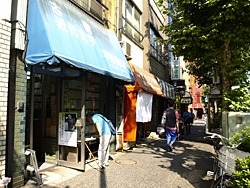 学生街であり、製本会社も多くあったことから古書店が多く集まって形成された早稲田古書店街。