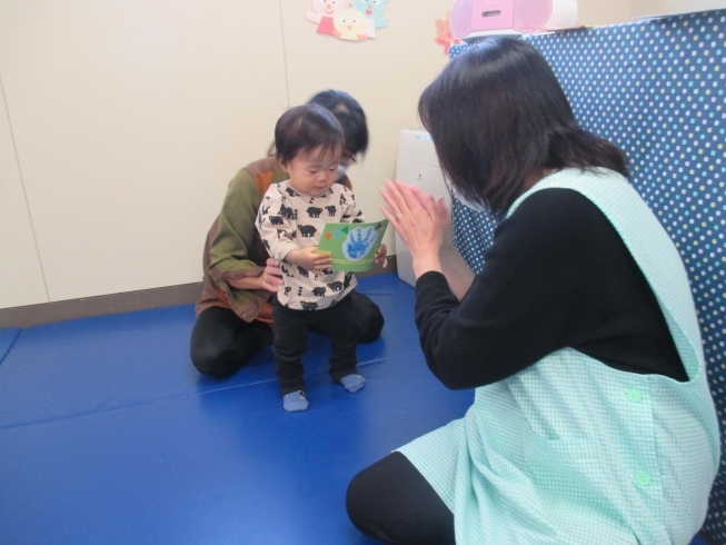 手形を貼ったお誕生日カードです♪「今日はお誕生日会がありました。」