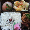 「明日の日替り弁当は肉じゃがコロッケ」