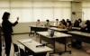 先生を見ながら手話の練習中