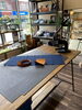トートバッグになります。「岡山デニム×レザーの定番トート、シンプルコーデで持ちやすさ実感！」