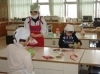 自分で選んだラッピング材をお菓子でラッピング中