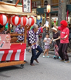 お友だちを見つけて、ばか面踊りをしました。