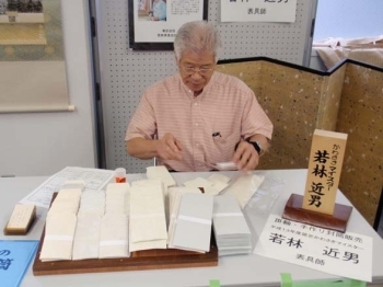 表具で使う和紙で作った手作りの和封筒は好評で、それをお目当てにくる人も。
