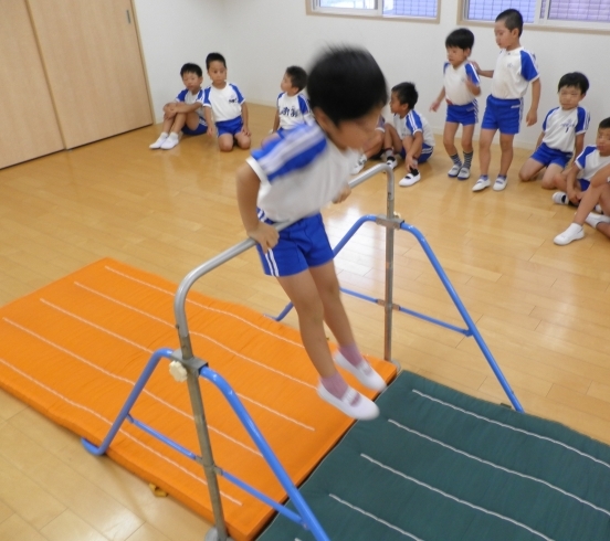 「幼児期の鉄棒運動」