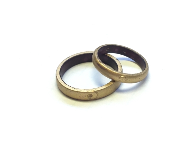 「シャンパンカラーゴールドの結婚指輪　F様　　１０月１日　スタジオアルジェント今日の作業机」