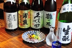 定番銘柄10種類と、その時の仕入れによって、全部で20種ほど揃えている日本酒
