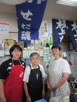 左から、三女の友子さん、2代目の奥様沙智子さん、長女の智恵子さん