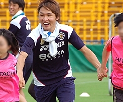 手つなぎサッカーで女性に引っ張られる（？）茨田陽生選手