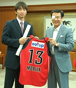 宮永雄太選手（PG・背番号7）からは、ポスターとユニフォームが贈られました。