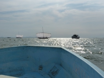 帆引き船の隣に映っている船は土浦市の観光船です。
