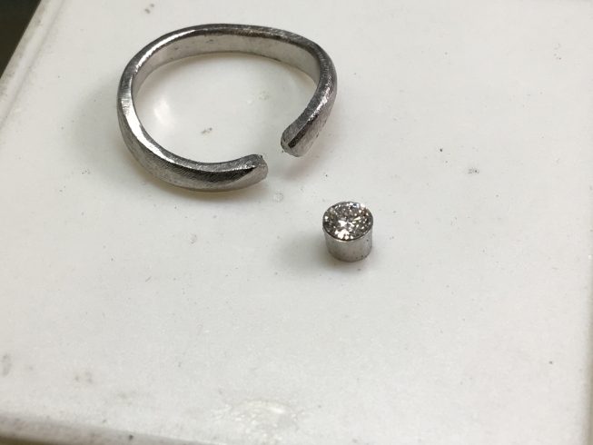 「おばあさまのリングをサプライズプレゼントの婚約指輪にリフォーム！　　　１２月１２日　スタジオアルジェント今日の作業机」