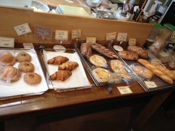 店内には様々なパンが並びます。