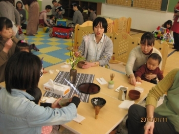 今日は久しぶりのなないろカフェ、お正月家族と過ごし楽しかったのかな？ママから離れられず、ママのお膝に座りお点前を見学？していました。