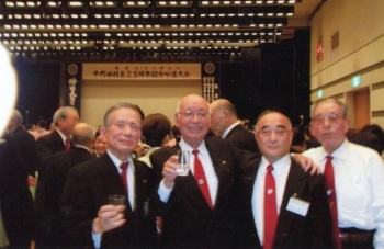 勝村忠三さん（左から2人目）と詩吟教室のメンバー
