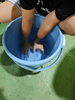 上がった体温を下げてます「凍らせたペットボトルと冷たい水で行う、夏場の熱中症対策」