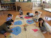 みんなで凧作り~海のタコを描いた子もいたよ!「凧~たこ~揚がれ~♪」