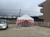 後ろに、かっこいい電車が走りました。「東広島市西条町 寺家  龍王小学校近くで地鎮祭の設営を行いました！レンタルほり」