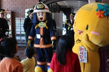 狭山のゆるキャラ「おりぴぃ」と「まもるくん」がお出迎え！ちびっこに大人気！