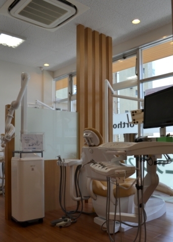清潔感あるよう心がけた診療室です。「なかつか歯科 矯正歯科クリニック」