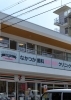 外から見たなかつか歯科。
一階のセブンイレブンが目印です。「なかつか歯科 矯正歯科クリニック」