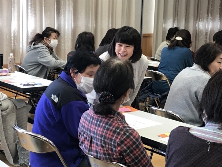 　孫育て応援講座　講師　NPO法人　子連れスタイル推進協会　神原千恵氏です。　神原氏は現在小学1年生と2歳児のママさん！　4月にはもう一人お子さんが増えるそうです（^_-）-☆　楽しみが倍増です！