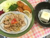 「本日のAランチ480円は カキフライと焼肉です。」