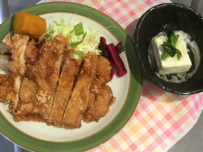 「本日のAランチ480円は パリパリの山賊焼きです。」