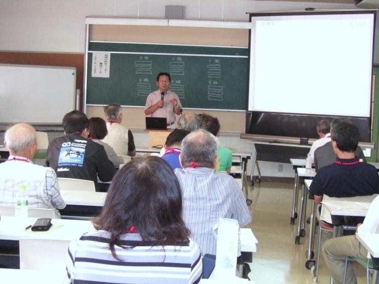 公助に頼らず、自助と共助の重要性について講義をするＮＰＯキャンパー飯田講師。