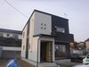「今日は曇り空の天気ですね。進行中の現場の足場を撤去しました。」