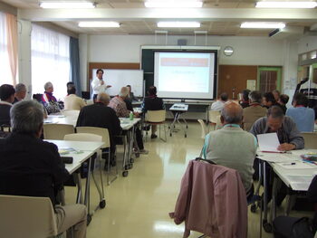 「災害図上訓練(DIG)」について講義をする<br>飯能市危機管理室・池田吉男副参事
