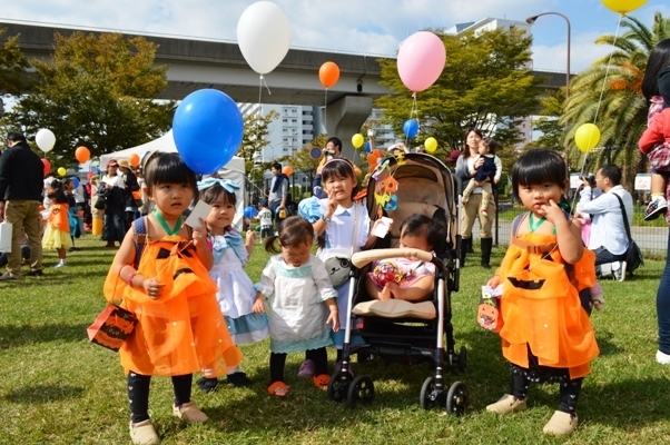 かぼちゃやドレスを着て仮装している子どもたち。かわいい！