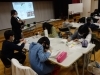 石を観察し、スケッチしながら調査中