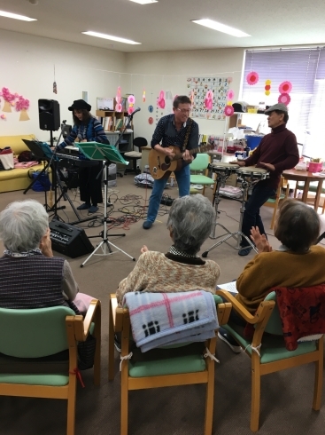 「今日のゆたかデイサービスは黄昏シャンテさんのライブで盛り上がりました！」