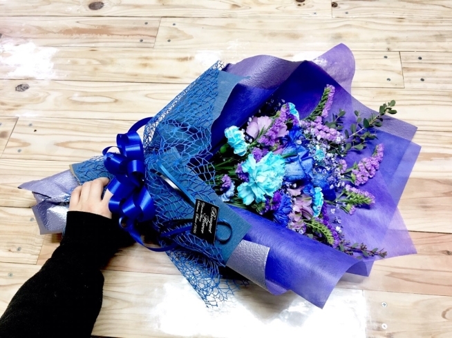 男性にはシックな青い花束を 印象に残る素敵な花束 よもたフローリストのニュース まいぷれ 出雲