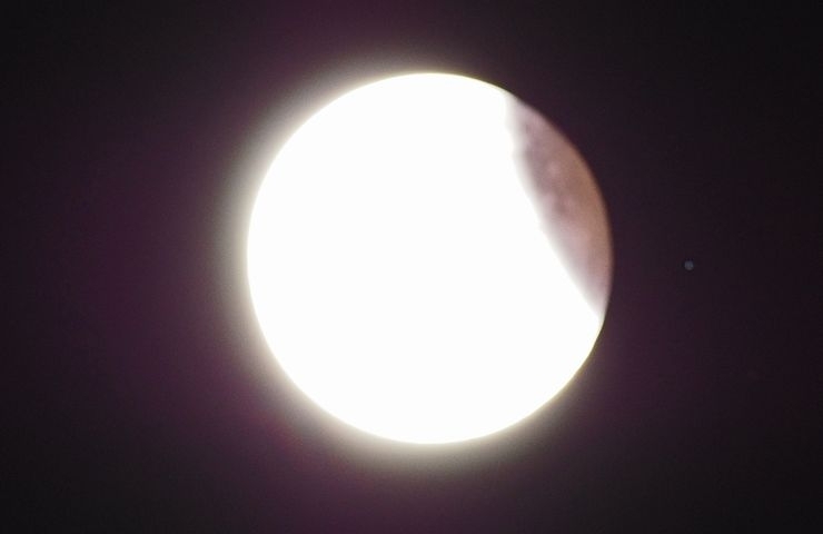 月食の終焉（天王星は月の3時の方角、少し距離が）「442年ぶり！　皆既月食と天王星食の決定的写真です」