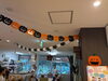 「館内も秋の彩りに！利用者さんと一緒にハロウィンの飾り付けを準備中です🎃」